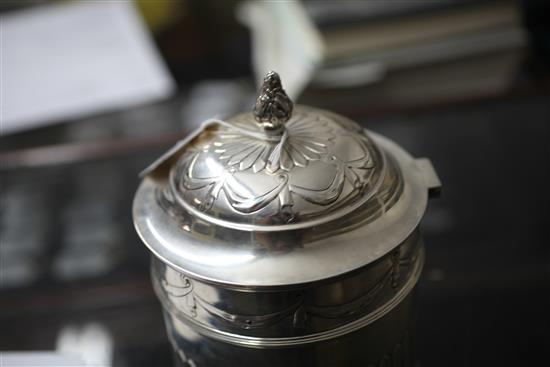 An Edwardian silver biscuit box by William Hutton & Sons Ltd, 19.5 oz.